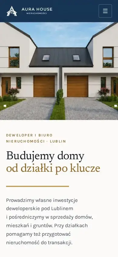 Strona Aura House na telefonie: zdjęcie domu z inwestycji Akacjowa i nagłówek „Budujemy domy od działki po klucze”