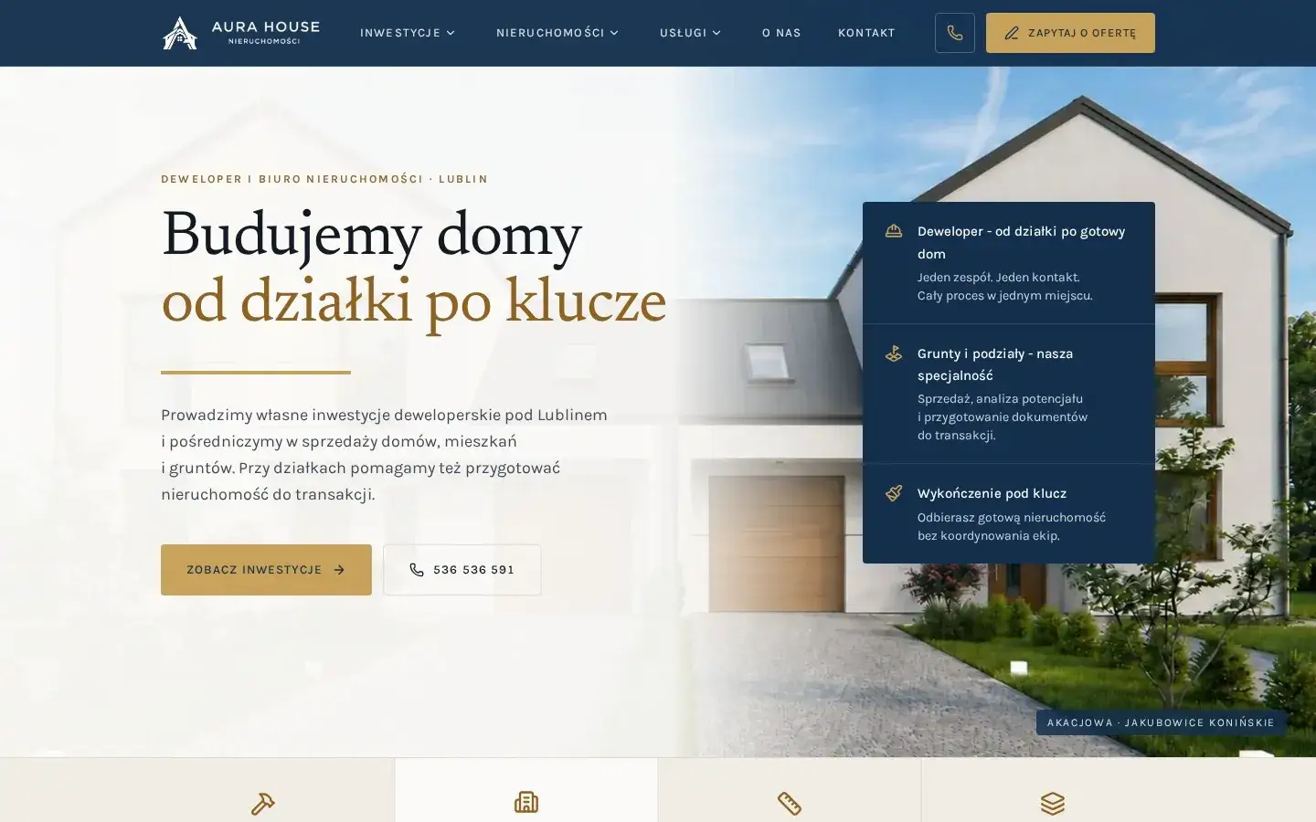 Pierwszy ekran strony Aura House: nagłówek „Budujemy domy od działki po klucze” obok zdjęcia domu z inwestycji Akacjowa